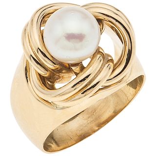 A yellow gold 18 K ring with cultured pearl.