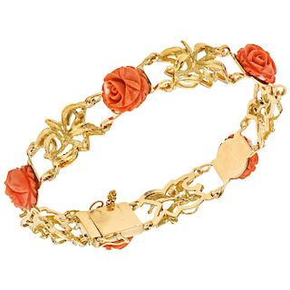 A yellow gold 18 K bracelet with corals.