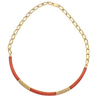 A yellow gold 18 K choker with corals and diamonds.
