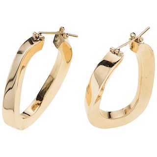 A yellow gold 18K pair of hoops.