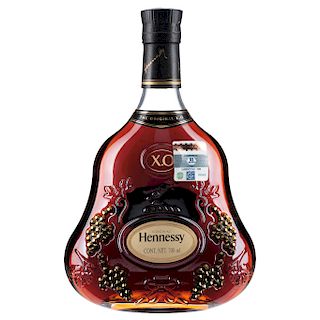 Hennessy. X.O. Cognac. France. Botella con aplicaciones metálicas a manera de racimos de uvas y en estuche.