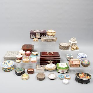 Lote de 36 piezas. Diferentes orígenes, diseños y materiales. SXX. Consta de: alhajeros, cajas pequeño formato y pastilleros.