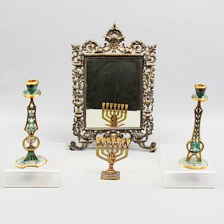 Lote de 4 piezas. Isarael. SXX. En metal dorado. Consta de: espejo, par de candeleros y Menorah formato pequeño. 47 x 31 x 3 cm.(mayor)