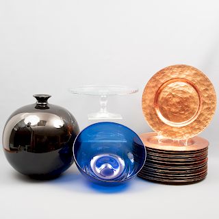 Lote de 19 piezas. SXX. En cristal y vidrio esmaltado. Consta de: jarrón, 2 centros de mesa y 16 platos. 37 x 35 cm. Ø (mayor)