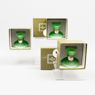 Lote de 3 candeleros. Marca Christofle. Francia. Siglo XX. Elaborados en cristal y metal plateado. Color verde. 8 x 9 cm. Ø