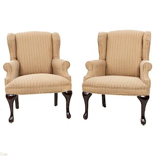 Par de sillones. Siglo XX. Elaborados en madera laqueada. Con respaldos cerrados y asientos en tapicería a rayas color beige.