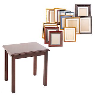 Lote mixto de  Siglo XX. En talla de madera. Consta de: 21 marcos de diferentes tamaños y mesa auxiliar. 56 x 61 x 46 cm. (mesa)