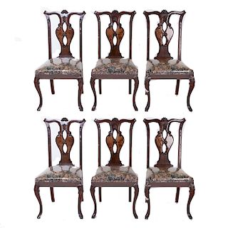 Lote de 6 sillas. Siglo XX. En talla de madera. Respaldos semiabiertos, asientos en tapicería floreada, fustes y soportes semicurvos.