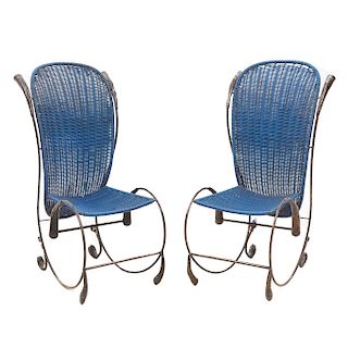 Par de sillas de jardín. Siglo XX. Elaboradas en metal y material sintético. Con respaldos cerrados y asientos tejidos en color azul.