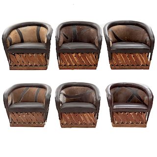 Lote de 6 sillones. Siglo XX. Estilo rústico. En talla de madera. Con respaldos cerrados y asientos de vinipiel y piel bovina.