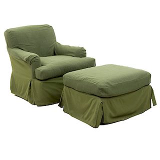Sillón y taburete. Siglo XX. En talla de madera. Con respaldo cerrado y asientos en tapicería color verde.