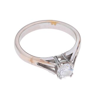 Anillo con diamante en oro blanco de 14k. 1 diamante corte brillante. Color I. Claridad VS2. 0.50ct. Talla: 6. Peso: 3.7