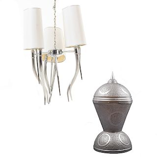 Lote de dos lámparas. Siglo XX. Consta de: Lámpara de techo. En metal. 130 x 70 cm. y Lámpara de mesa. Diseño calado en metal. 85 x 39