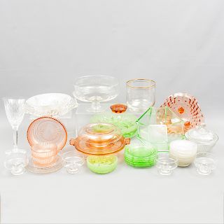 Lote de 44 piezas. Diferentes orígenes y diseños. SXX. Elaborados en cristal y vidrio. Consta de: hielera, frutero, bombonera, otros.