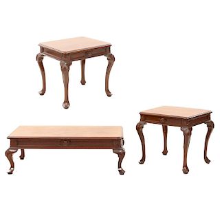 Mesa de centro y 2 mesas laterales. Siglo XX. En talla de madera. Marca Chippendale. 40 x 122 x 65 cm y 60 x 64 x 60 cm.
