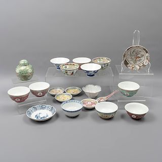 Lote de 19 piezas. China y Japón. SXX. En porcelana. Diferentes marcas. Consta de: tibor, cuchara, 4 platos y 14 tazones. 12 x 11 cm.
