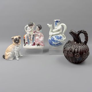 Lote de 4 piezas. SXX. Elaboradas porcelana y cerámica. Consta de: 2 figuras decorativas de perro y madre a hijo y 2 jarras.