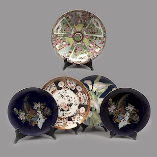 Lote de 5 platos decorativos. China y Japón. Siglo XX. Uno estilo Familia Rosa. Elaborados en porcelana. 7 x 36 cm. Ø (mayor)