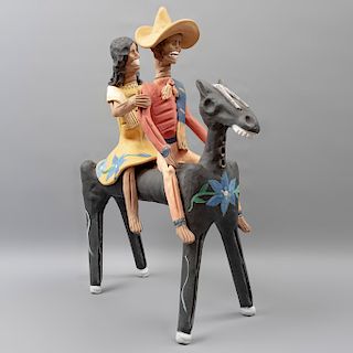 Pareja de esqueletos campesinos sobre caballo. México. Siglo XX. Elaborados en barro policromado. Vestidos. 64 x 22 x 40 cm.