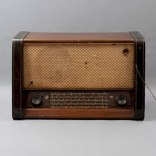 Radio de bulbos. Alemania. Siglo XX. Caja de madera. Marca Blaupunkt. Modelo E 52. Con perillas y una bocina. 38 x 61 x 27 cm.