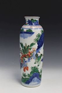 Chinese Wucai Porcelain Vase. Kangxi period.