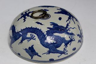 A Chinese blue and white drageon bowl cover.