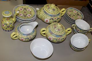 20 pieces chinese porcelain tea set. 20th C.
