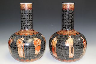 Pair of Chinese porcelain vases. 20th C.