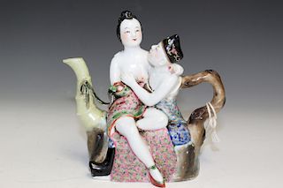 Chinese antique famille rose porcelain water dropper. Early 20th C. Daoguan Mark.