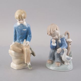 Lote de niño con pato y niño con pájaro. Japón, siglo XX. Uno elaborado en porcelana Lego y otro tipo Lladró acabado brillante.Pz: 2