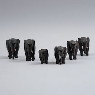Lote de elefantes decorativos. Origen africano, siglo XX. Talla en madera ebonizada esgrafiada y con aplicaciones de hueso.Pz:6