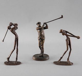 Lote de esculturas de golfistas. Siglo XX. Fundiciones en bronce patinado. 23 cm de altura (mayor). Piezas: 3