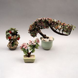 Lote de arboles de la abundancia. China, siglo XX En jardineras de cerámica, con hojas y frutos de piedra jabonosa y semipreciosas.