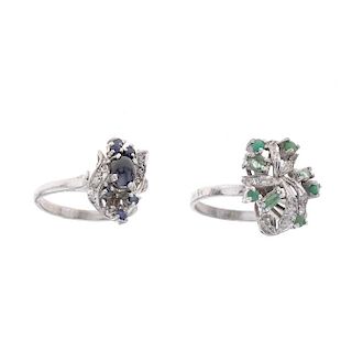 Dos anillos vintage con esmeraldas, zafiros y diamantes en plata paladio. 8 esmeraldas corte marquís y redondo. 7 zafiros corte...