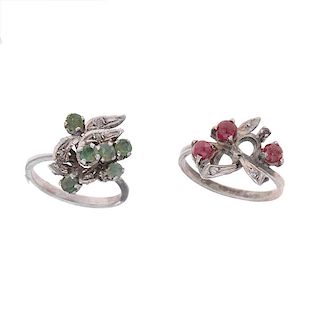 Dos anillos vintage con esmeralda, rubíes y diamantes en plata paladio. 6 esmeraldas corte redondo. 4 rubíes corte cabujón y red...
