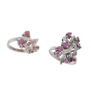 Dos anillos vintage con rubíes y diamantes en plata paladio. 14 rubíes corte redondo y marquís. 9 acentos de diamantes. Tallas...