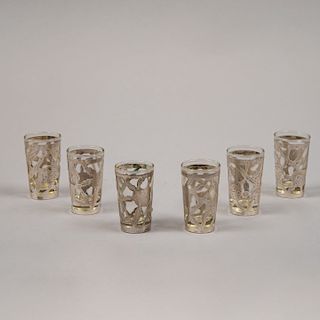 Juego de vasos shots. México, siglo XX. Elaborados en vidrio con aplicación de lámina en plata Sterling, Ley 0.925 sellado RMJ.Pz: 6