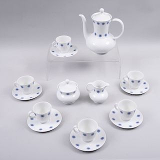 Juego de té. Alemania, siglo XX. Elaborado en porcelana Bavaria. Decorado con cenefas florales. Piezas: 15