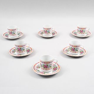 Juego de té. China, siglo XX. Elaborado en porcelana acabado brillante. Decorados con motivos florales. Piezas: 12.