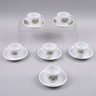 Juego de tazas y platos. China, siglo XX. Elaborados en porcelana blanca. Decorados con motivos florales y filos dorados.Pz:12