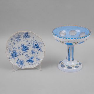Centro de mesa y plato decorativo. Checoslovaquia, siglo XX. Centro elaborado en cristal overlay color azul. Piezas: 2