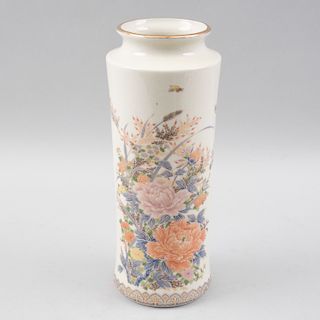 Jarrón. China, siglo XX. Diseño cilíndrico. Elaborado en porcelana acabado brillante con filo en esmalte dorado.