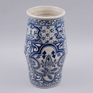 Florero. México, siglo XX. Elaborado en cerámica vidriada Casal. Decorado con motivos orgánicos y florales en azul cobalto.
