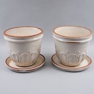 Par de jardineras. México, siglo XX. Elaboradas en cerámica vidriada con base. Decoradas con motivos orgánicos. Pz:4