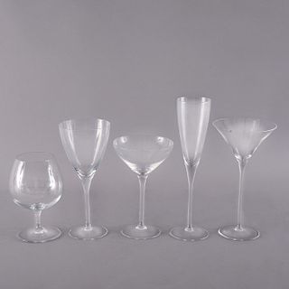 Servicio de copas. Siglo XX. Elaboradas en cristal transparente. Diseños lisos. Consta de: 6 martini, 6 margarita, 6 vino, 6...