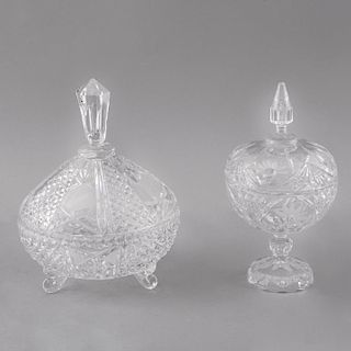 Lote de bomboneras. Siglo XX. Elaboradas en cristal cortado transparente. Decoradas con motivos geométricos y florales. Pz: 2