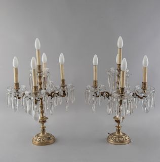 Par de lámparas de mesa. Siglo XX. Estructura de bronce con cristales y almendrones facetados. Para 5 luces c/u. Piezas: 2