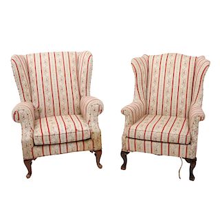 Par de sillones Bergere. Siglo XX. Estilo Luis XVI. Elaborados en madera tallada. Con respaldo y asiento en tapicería.Pz: 2