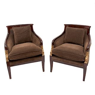 Par de sillones. Siglo XX. Elaborados en madera laqueada y con detalles en esmalte dorado. Respaldos y asientos cerrados. Pz: 2