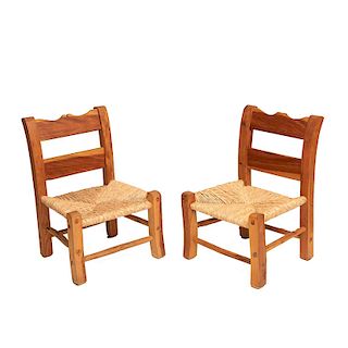 Par de sillas de trabajo para tejer Taxqueñas. México, siglo XX. Diseño Rústico. Elaboradas en madera tallada de enebro y palma tejida.